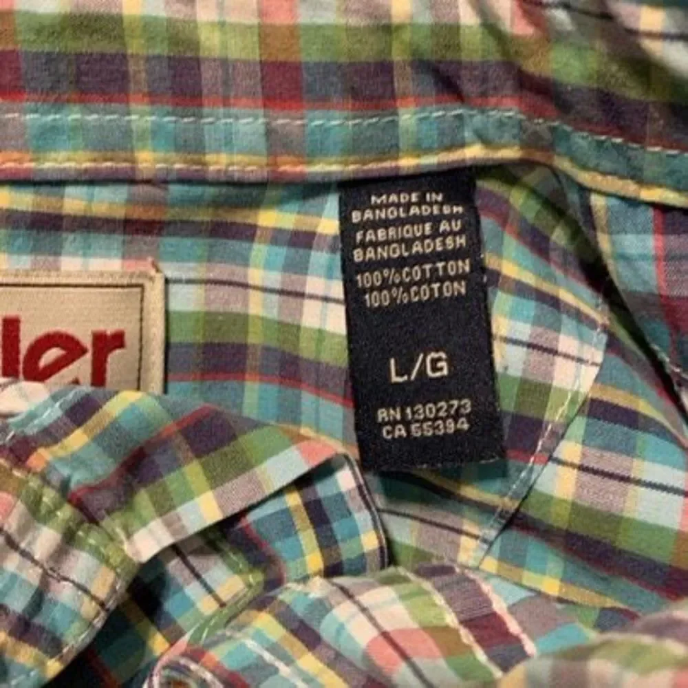 Wrangler Rugged Wear Size Large Plaid Short Sleeved Button Shirt